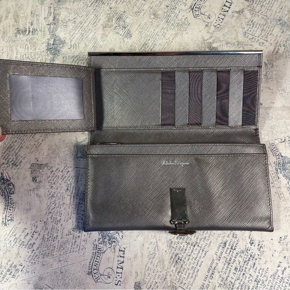 Salvatore Ferragamo Gancini Continental GJ-224633 - Picture 6 of 15